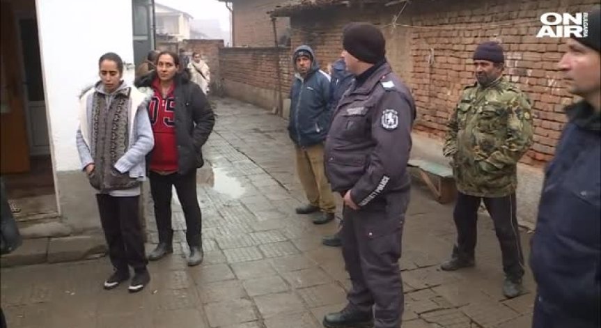 Полицейска акция и сблъсък между униформени и роми в Ихтиман!