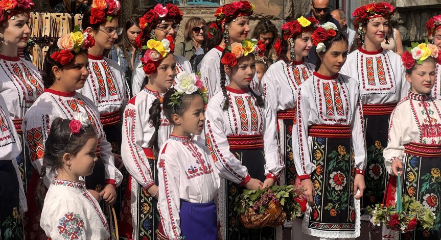 На Лазаровден се извършва и обичаят лазаруване.