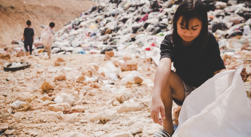 Как хиляди роми бяха изселени на сметище в Румъния