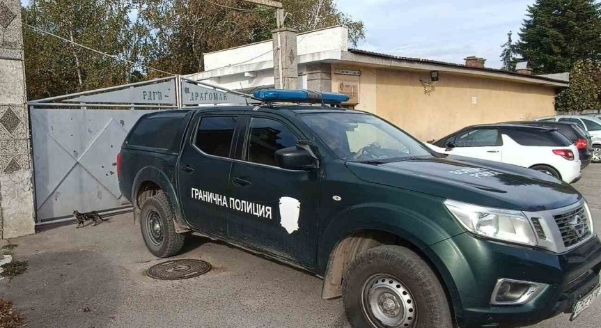 Граничари от Драгоман задържаха каналджия с мигранти