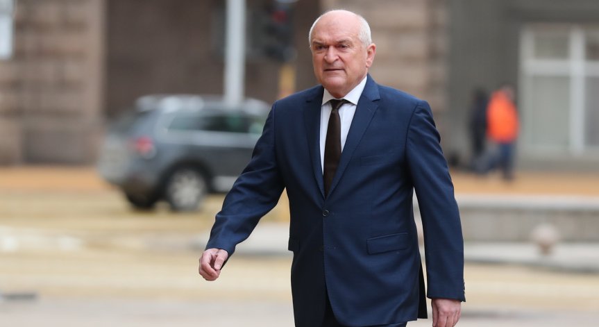 Главчев отрече да проверява собствената си работа като служебен премиер