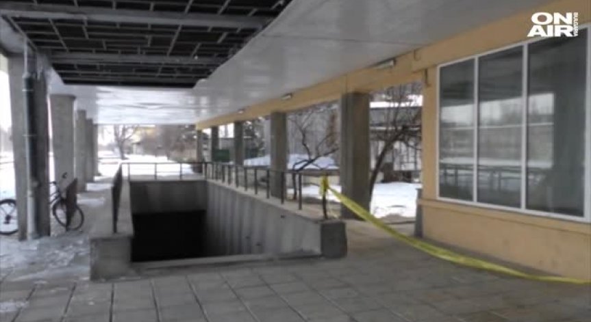 Пропадна част от тавана на жп гарата в Търговище