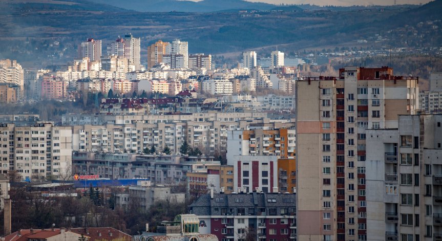 Домакинствата не само взимат повече заеми, но и спестяват повече от бизнеса.