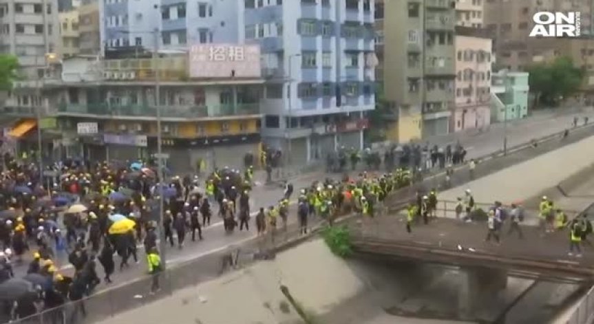 Ново напрежение и сблъсъци в Хонконг при многохилядна демонстрация