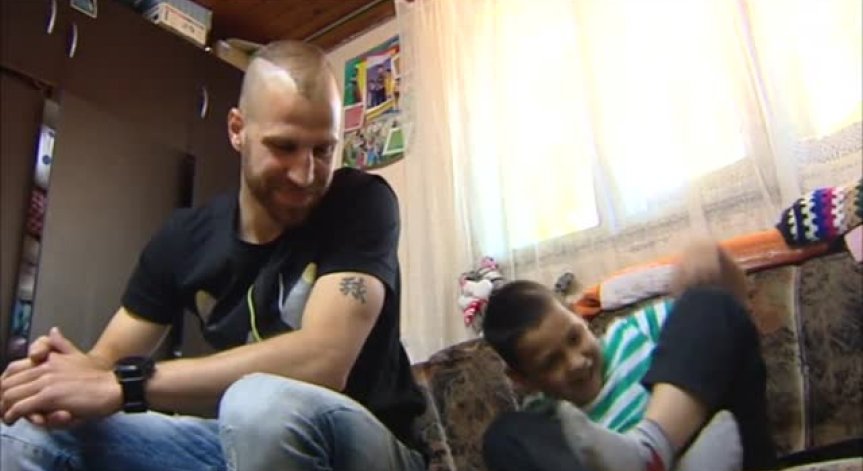 История за доброто: Футболистите на ЦСКА помогнаха на бедно 9-членно семейство