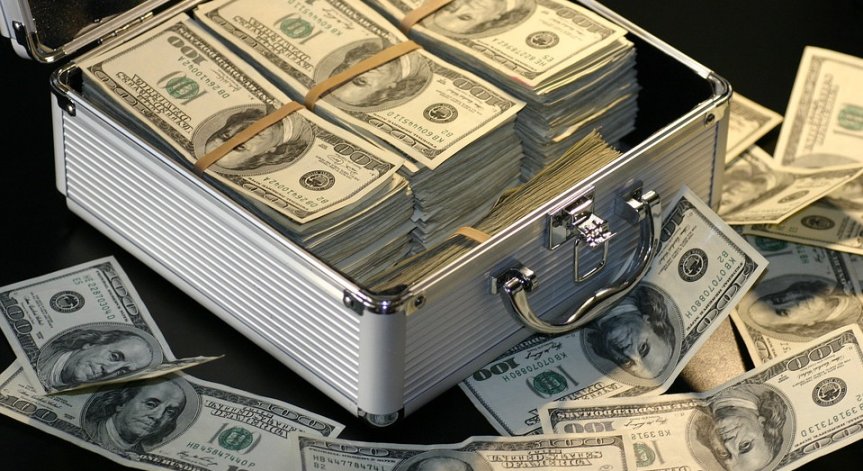 Предприемач повиши минималната заплата на екипа си до  $70 xиляди гoдишнo