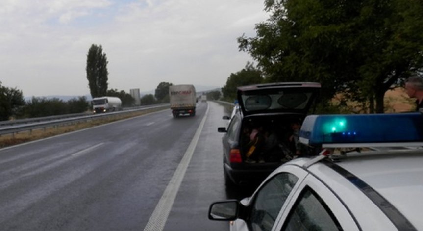 Хванаха 13 бежанци на магистрала 