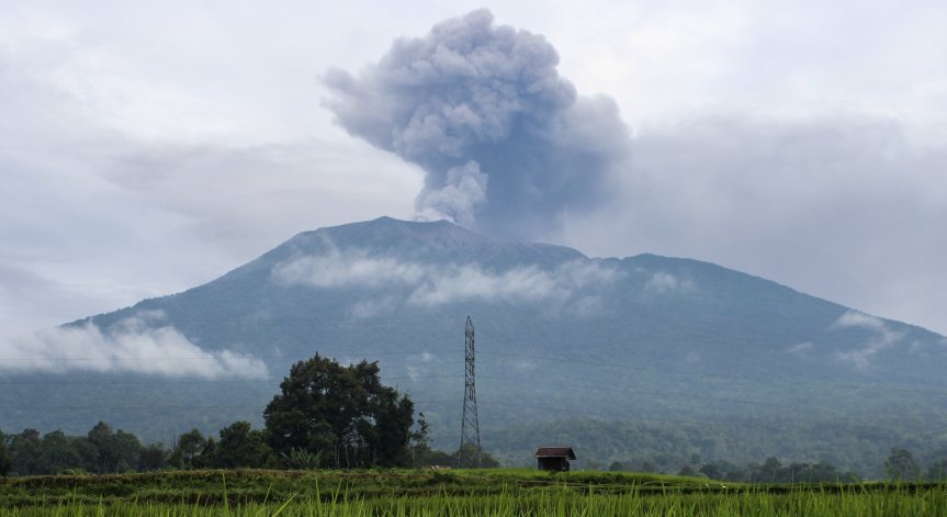 Вулкан изригна в Исландия, наложи се спешна евакуация