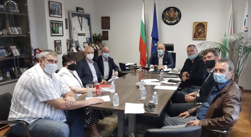 Обсъдиха мерките за допускане на публика на закрито