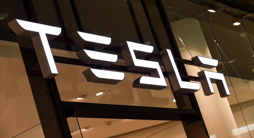 Спад и масова разпродажба на акциите на Tesla