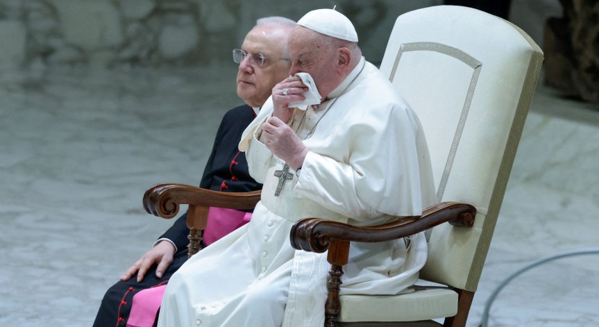 Клиничното състояние на Светия отец леко се подобрява.