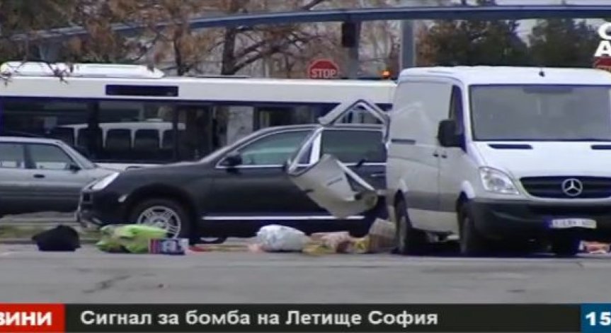 Сапьори изваждат на ръка багаж от съмнителния бус на Терминал 1