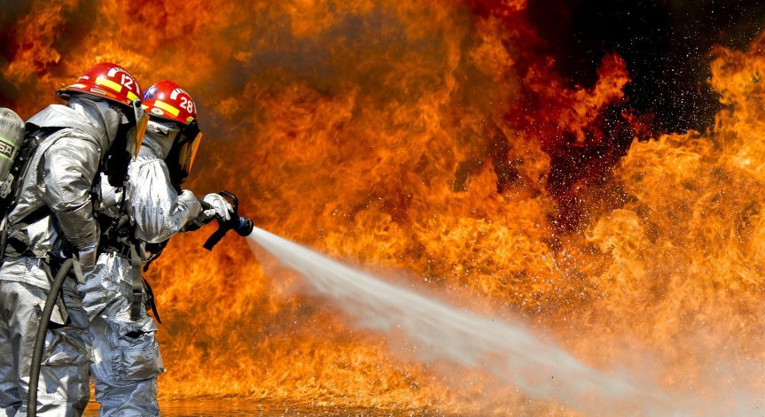 Пожар гори в петролен склад в Русия, на границата с Украйна