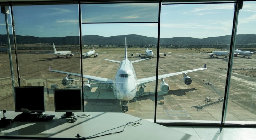 Бременна симулира раждане в самолет, 28 мигранти избягаха след аварийно кацане