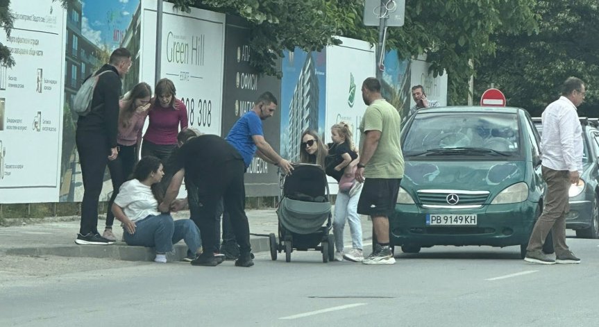 Други коли са спрели, но тази не.