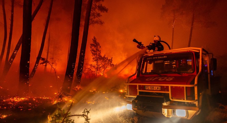 Огнена стихия бушува до българската граница