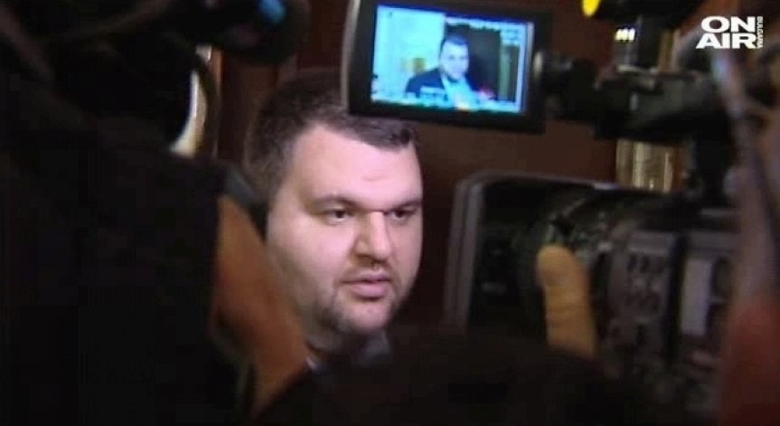 Медийният закон на Пеевски беше приет на първо четене, дори и без него