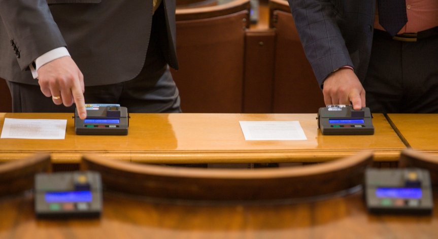 Митко Полихронов сяда на депутатското място на Делян Добрев