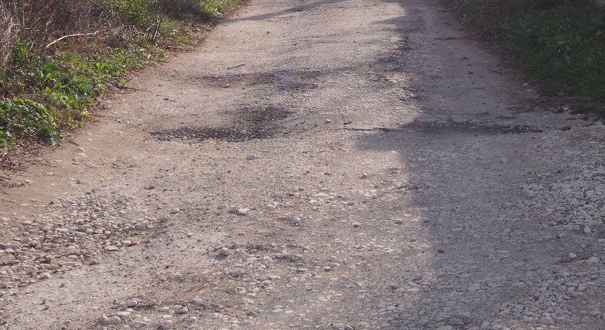 Занемарена градинка и разбити пътища в столичния кв. 