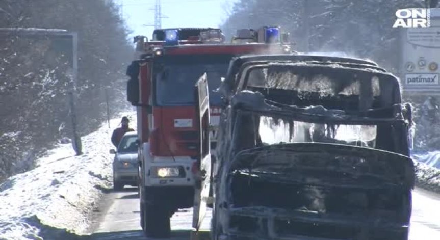 Бус със зеленчуци се запали в движение на прохода Предела