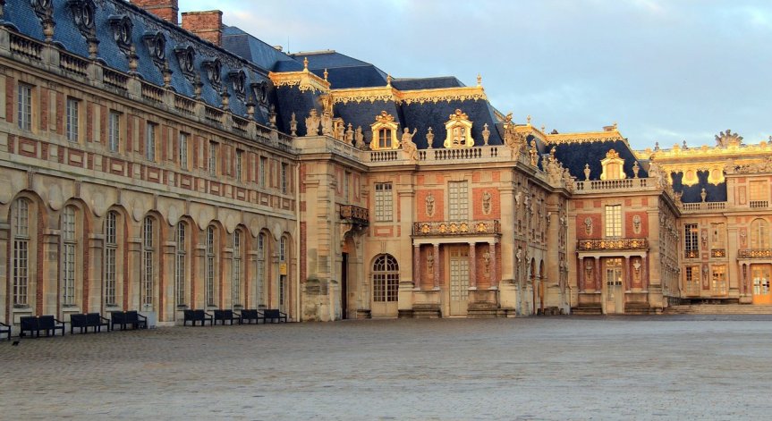 Въоръжена полиция влезе във Версайския дворец заради 