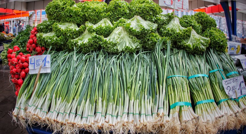 Някои храни поевтиняват на тържищата: По-изгодни картофи, праскови и олио