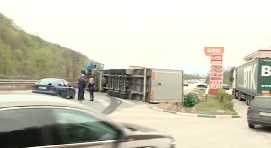 Камион се преобърна на магистрала 