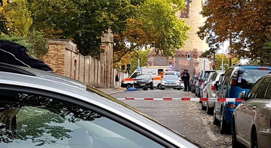 Двама загинаха при стрелба пред синагога в Германия (Обновена)