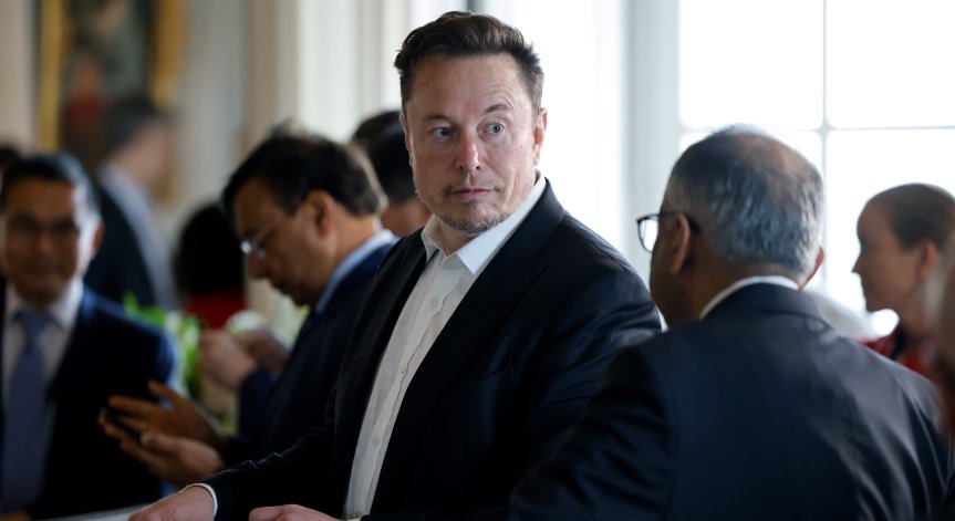 Френската преса обвини Мъск в опит да избегне правилата за авторското право в ЕС