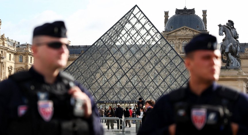 Единият от крадците от Лувъра - нелегален шофьор с тежко криминално досие