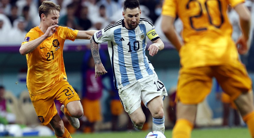 Звезда на Нидерландия обвини Меси: Повлия на съдията, който свиреше за Аржентина