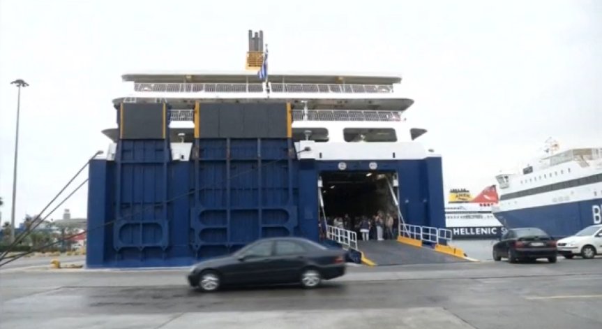 Корабите и фериботите остават закотвени в Гърция