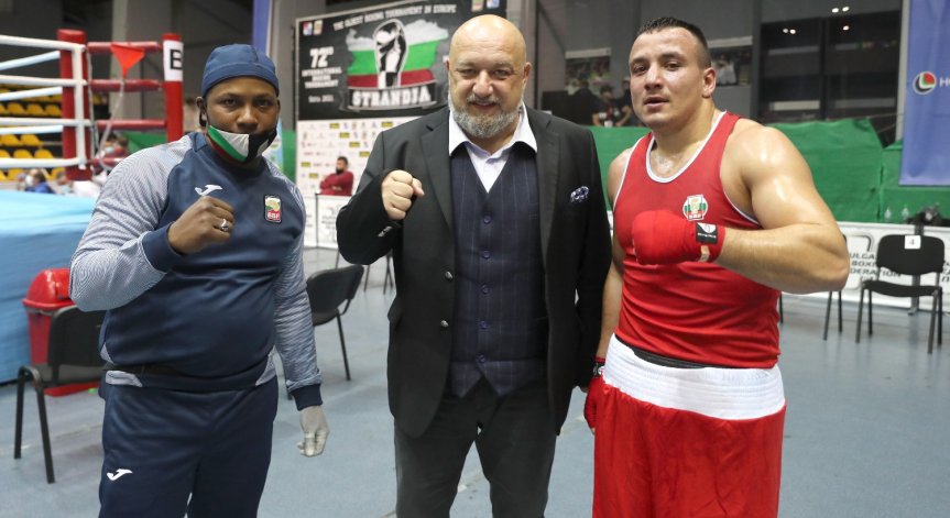 Министър Кралев проследи двубоите от третия ден на купа 