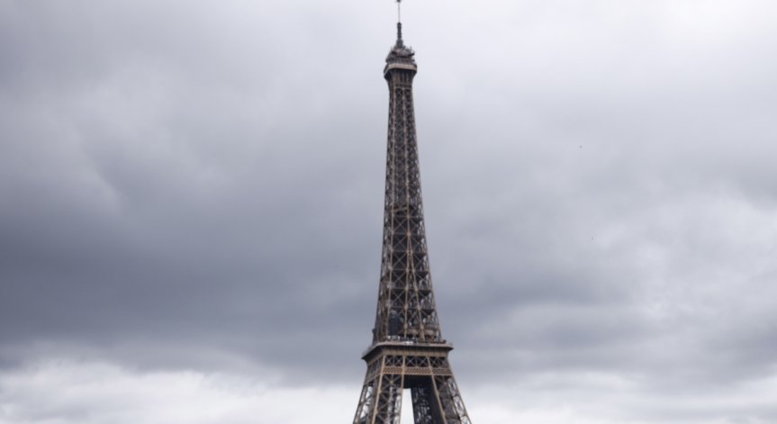 Мълния удари Айфеловата кула, фотограф запечата момента