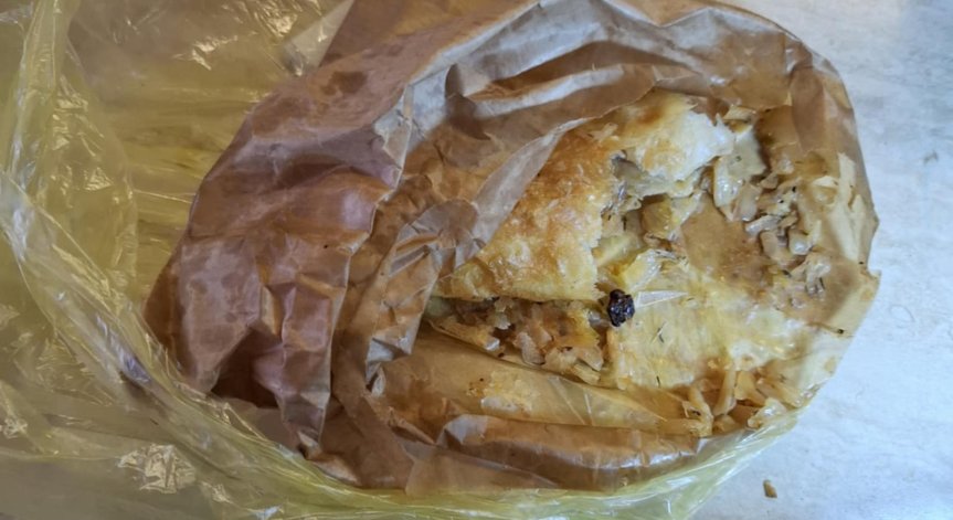 Майка откри стъкла в закуска, купена от баничарица в София