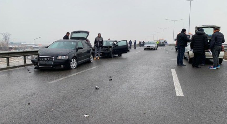 Петима в болница след верижна катастрофа с 20 коли в София