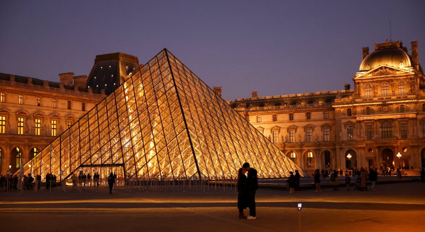 Наводнение в Лувъра е повредило ценни книги и документи