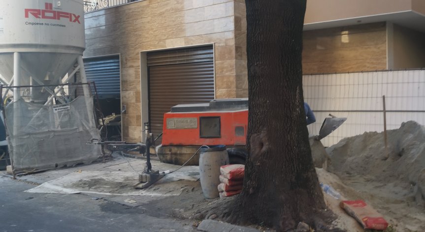 Сигнал от София за оставена строителна техника върху тротоар вече 3 г.