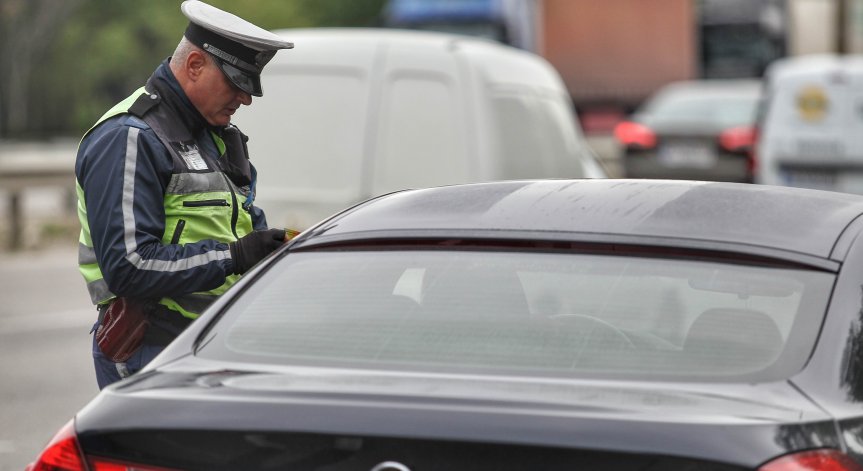 18-годишен шофьор помете две деца и паркирана кола в Сандански