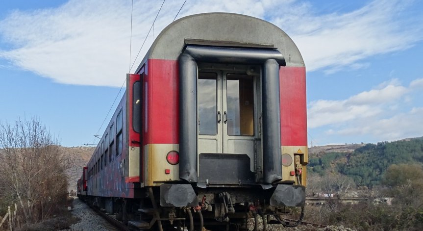 Хванаха шестима нелегални мигранти във влака Бургас-София