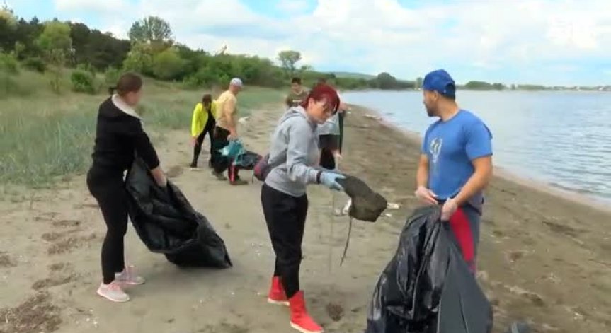 Жители на Черноморец започнаха почистване на плажа Вромос