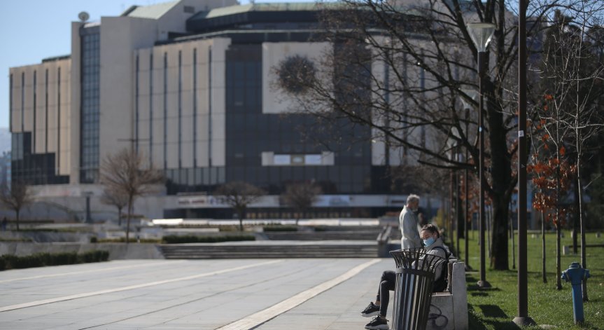 36% от българите избягват да излизат, в София - най-стриктни