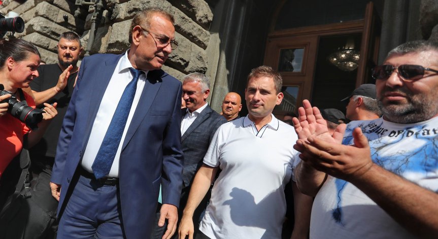 Двете коалиции отказаха да изключат партия ДПС от състава си.