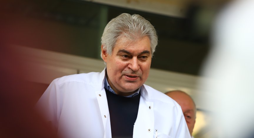Медици искат незабавно връщане на директора на 