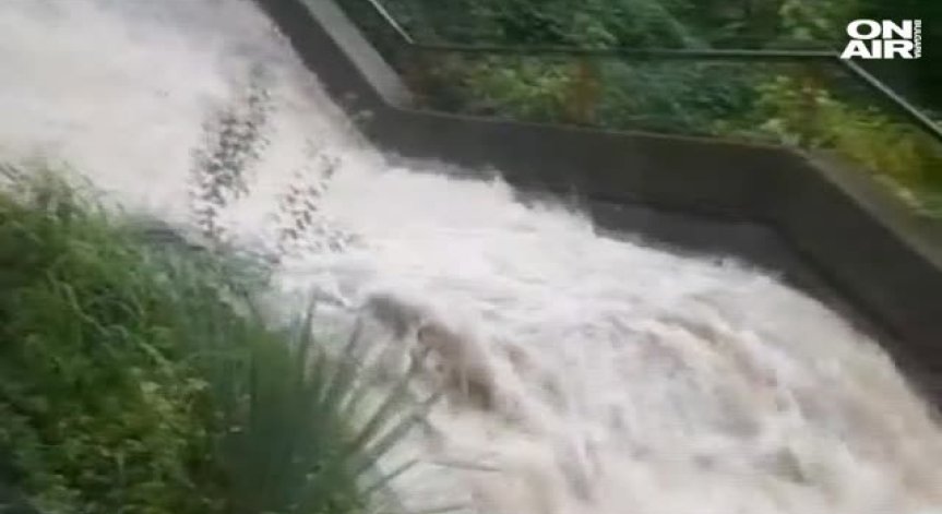 Порой заля В. Търново, стълбищата в центъра се превърнаха във водопади!