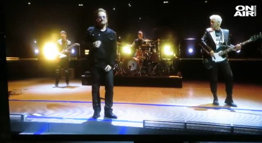 Боно от U2 прекъсна концерт в Берлин