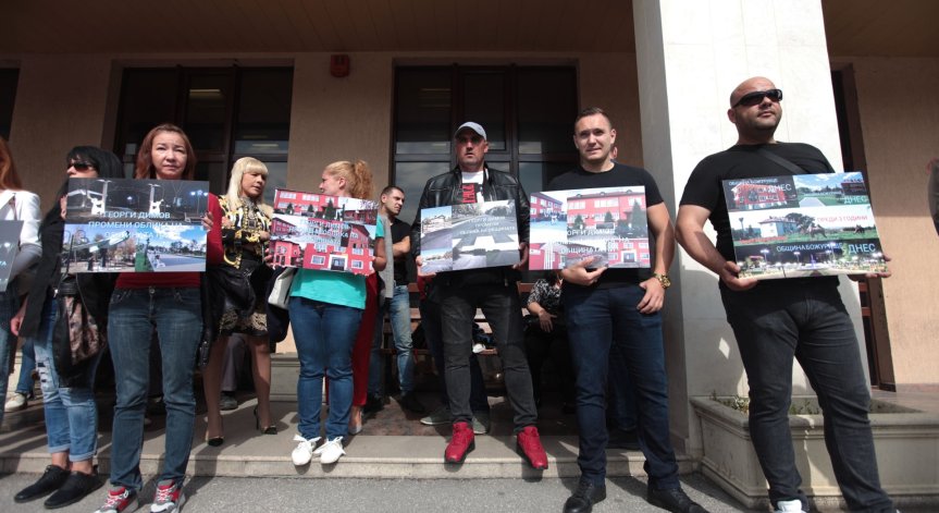 Жители на Божурище протестираха в защита на кмета Георги Димов