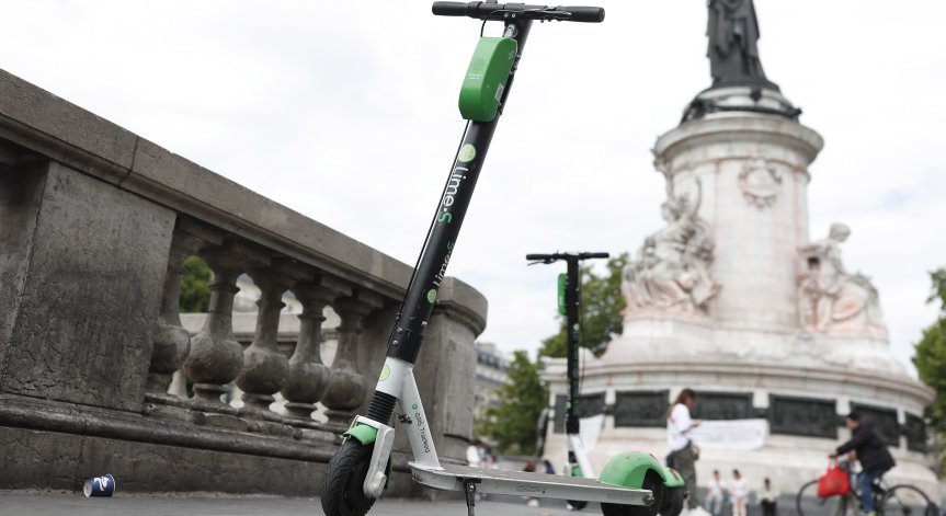 Париж забранява електрически скутери под наем от 1 септември