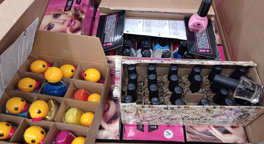 Митничaри задържаха голямо количество недекларирани лакове за нокти