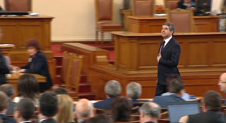 Депутатите отхвърлиха 2 от 3 въпроса за референдума, предложени от президента